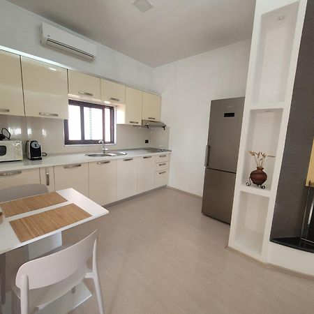 An Apartment With Fireplace Tirana Exteriör bild